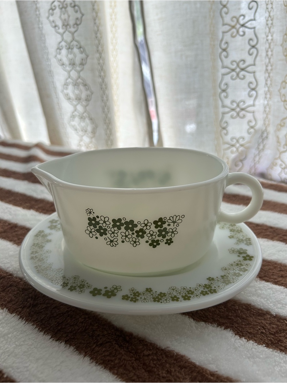 Vintage Pyrex Spring Blossom/ Crazy Daisy Gravy Boat and Saucer